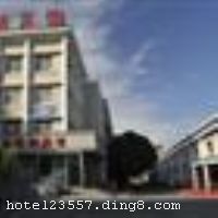 ³ľ��ʯ���������ռ�����36��ƽ���ף�ӵ�к����������׼�ͱ�׼�䡢���˼䡢���˼估��ͬ���εĿͷ��������ṩ24Сʱ��ˮ���绰���յ������ֵ���ϵͳ����������ȣ��豸��ȫ�� �����������з����ص��в������������Сʳ�֡�������������������������ϴԡ�ȣ���ͬʱ�ṩ������ݵķ��񣺴�����Ʊ�����ι۹⡢ϴ�¡�������ջ��˵���Ŀ���ñ��;����ҵ���ů�����ʡ� �����Ƶ꿪ҵʱ��1999��3�£��ֲ�װ��ʱ��2009��12�£���¥��5�㣬��¥���������ֱ�¥��5�㣬�ͷ�����450�䣨�ף��� ����ܰ��ʾ�� �˾Ƶ겻�Ӵ������ʩ�����
������ʩ	��ɽ����������40�˾۲ͣ����ڿɳ��衢���裻 ѩ������������20�ˣ����ڿɵ�裻 ʯ��ɽׯ����������������������������Ͳ����������ɽ�400�ˣ� �������Ĵ��԰�������������400�ˣ�����װ�κ������������š�
��������	��������SPA��ɣ�ð�Ħ��̨�򡢿���OK���������齫
���ÿ�	ĵ����,���뿨,���ǿ�,����,̫ƽ��
������ʩ	����ӵ�в�ͬ������豸��ȫ�Ļ���������Ƶ���顢��ѵ���顢�������ȣ�����ͬʱ�н�50��-600�˵Ĵ�����ѵ�������� �������ģ�������100-500�ˣ�����ͶӰ�ǡ��ݽ�̨��������ˡ��װ塢���ӵ��豸�� �����ң�������20-150�ˣ��ɿ���Ƶ���飬�����ṩ�������������Ʒ��
�Ƶ��ر���ʾ
�����Ѱ����Ƶ����ѣ��������Ƶ��������á�˰�ռ����˶���Ҫ��ķ��á�
��ͨ���Ƶ����סʱ��Ϊ14��00�����ʱ��Ϊ����12��00������ǰ��ס���Ƴ���꣬�����������һ�����á�