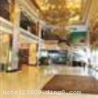 ��³ľ���ȴ�Ƶ�λ����³ľ�����»���·�����ش����Ǽ��ͷ������������֡��๦�ܻ�����Ϊһ����ۺ��ԾƵꡣ �����Ƶ�ͷ���ʩ��ȫ��װ�޺��������õ��š������������ÿ������ܼҵ���ܰ��������Ǣ̸�����ι۹�����볡���� �����Ƶ꿪ҵʱ��2000��7�£�2009��4�¾ֲ�װ�ޣ�¥��33�㣬�ͷ�����268�䣨�ף�����ʩ�����
������ʩ	�Ƶ�����2�������� ������ṩ�ϱ���ϵ�����½���Ϊ����������Լ400�ˣ� ��԰���ṩ�ϱ���ϵ�����½���Ϊ����������Լ100�ˡ�
��������	����OK���������齫
���ÿ�	ĵ����,���뿨,���ǿ�,����,̫ƽ��,������
������ʩ	�Ƶ�����3�������ң� С�����ң�����Լ50�ˣ����ṩ�װ塢��ˮ�� ������ң�����Լ100�ˣ����ṩͶӰ�����졢�װ塢��ˮ�� �๦����������Լ300�ˣ����ṩͶӰ�����졢�װ塢��ˮ��
�Ƶ��ر���ʾ
�����Ѱ����Ƶ����ѣ��������Ƶ��������á�˰�ռ����˶���Ҫ��ķ��á�
��ͨ���Ƶ����סʱ��Ϊ14��00�����ʱ��Ϊ����12��00������ǰ��ס���Ƴ���꣬�����������һ�����á�