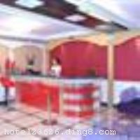 �������Ѻױ���λ�ڹ��������ϸ������ҽֺ�����ֽ���ڣ��ͻ�԰��ƽ�У��ڽ���ͯ��԰���������ã�ȥ��������ʮ�ֱ����� ��������ӵ�б�׼�䡢Բ���䡢�׼�ʹ󴲼�ȣ��������ṩ24Сʱ��ˮ��ԡ�������յ���Һ�����ӡ����������ͬʱ���Ѻ׺��ʿ��ñ���Ʒ����ʽС���ʣ������㲻ͬ���͵����� �������ݿ�ҵʱ��2010��8��8�գ�2010��12��1�վֲ�װ�ޣ���¥��5�㣬�ͷ�����37�䣨�ף��� ����ܰ��ʾ�������޷��Ӵ��������ʩ�����
������ʩ	�Ѻ׺��ʣ����ŵ���ʽ����ӪС���ʡ�
��������	�����齫
�Ƶ��ر���ʾ
�����Ѱ����Ƶ����ѣ��������Ƶ��������á�˰�ռ����˶���Ҫ��ķ��á�
��ͨ���Ƶ����סʱ��Ϊ14��00�����ʱ��Ϊ����12��00������ǰ��ס���Ƴ���꣬�����������һ�����á�