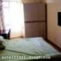 ��������Ҷ�Ƶ�ʽ��Ԣ�������ֵ꣩�ش��������ƽ�ضξ�γͷ���֣������������������ǽ��á�����1��1���ľ��ɲ��֣��ṩ24Сʱ���ݡ�24Сʱ��ˮ���������磬Һ�����ӵ�һӦ��ȫ�����Ʈ�������ڹ��߳��㣬��Ұ���������⾰ɫ���ˣ����˾���ѡ�� ������Ҷ��ͥ�ùݣ������������ֵ꣩�����ڵ���������Ȧ�ڣ��������ǽ���0.6���������0.28������ɻ�����1�����͸�������г���1.5�������ڡ�����1���Ｔ����������վ������·�ߣ���ͨ�ǳ���������ͨ�˴���������������ϡ������������ı��������ܡ� �����Ƶ꿪ҵʱ��2008�꣬λ�ھ�γ360�㹫Ԣ�ڣ��ͷ�����20�䣨�ף��� ����ܰ��ʾ���Ƶ겻�Ӵ��������ʩ�����
�Ƶ��ر���ʾ
�����Ѱ����Ƶ����ѣ��������Ƶ��������á�˰�ռ����˶���Ҫ��ķ��á�
��ͨ���Ƶ����סʱ��Ϊ14��00�����ʱ��Ϊ����12��00������ǰ��ס���Ƴ���꣬�����������һ�����á�