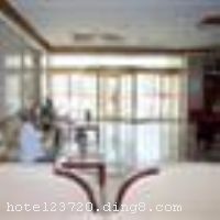 ��³ľ��ƺ�������ݵش��½���³ľ�������ĵضΣ���һ�ǹ�ҹ�пڣ����������С�����ң��豸�Ƚ��������ɽ����ˡ����վ10���ӳ��̣�����ʻ���35���ӳ��̣��೤;����վ5���ӳ��̣��ǳ�����Ρ��ȼ١��ٰ��������볡���� �������ݿ�ҵʱ��2007��12��22�գ���¥��6�㣬�ͷ�����75�䣨�ף�����ʩ�����
��������	�����齫
���ÿ�	ĵ����,���뿨,���ǿ�,����,̫ƽ��,������
������ʩ	������ң�������100���ڻ��飻 С�����ң�������20�˵Ļ��顣
�Ƶ��ر���ʾ
�����Ѱ����Ƶ����ѣ��������Ƶ��������á�˰�ռ����˶���Ҫ��ķ��á�
��ͨ���Ƶ����סʱ��Ϊ14��00�����ʱ��Ϊ����12��00������ǰ��ס���Ƴ���꣬�����������һ�����á�