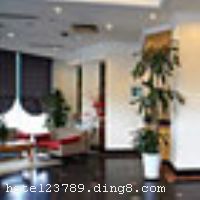 ����Ψһӵ�ж��������ľƵ�ʽ��Ԣ��ӵ�й��ʾƵ�������Ź������飬Ϊ��ס�ߴ�����Ұ�������ܰ�����ա�רҵ�Ŷ��ṩһ�����Ի����񡣸�Ʒ�ʵ���ƺ����ã�Χ����������������������ӹ�Ԣ�Ǿ���������ʻ�չ��������ľƵ�ʽ��Ԣ�����������ӽ��ϣ�����������������ɽ��ҹ�������۵ס���ͨ��ݣ����������Ľ�10���ӳ��̣�����25���ӳ��̣���վ��ͨ��Ŧ�ͳ�������ͷ��������Ͽ����㣩��10���ӳ��̡�ǰ����������н�8���ӳ��̣����������ֶ೬�н���10���ӡ�24Сʱ�Ƶ�ȫ��λ������Ѱ�ʿ����ҵ�������ģ���ʩ�뱸�Ľ�������ɣ�÷�����Ħԡ�ף���ͯ��Ϸ�ң�������ʩ�������������� ����յ������ǵ��ӣ��뱸�ĳ�����Ʒ��ϴ�����ÿ�տͷ�������24Сʱ�����������ͣ��λ��
��ʩ�����
������ʩ	���������ư�
��������	�����ҡ���ͯ��԰�������ҡ�ƹ�����ҡ������ҡ����򳡡�ɣ��ԡ��
���ÿ�	Visacard,ĵ����,���뿨,���ǿ�,����,̫ƽ��,������,���´￨,��ͨ��,������
�Ƶ��ر���ʾ
�����Ѱ����Ƶ����ѣ��������Ƶ��������á�˰�ռ����˶���Ҫ��ķ��á�
��ͨ���Ƶ����סʱ��Ϊ14��00�����ʱ��Ϊ����12��00������ǰ��ס���Ƴ���꣬�����������һ�����á�
