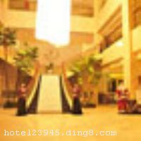 �����Ƶ�λ�������н�Ŷ���333�ţ��������43000��ƽ���ף������λ�þ�������վԼ20���ӳ��̣��������Ӷ����ʻ���Լ25���ӳ��̣�������������Ӷ�����������Ǽ��Ƶ꣬�Ǽ����������֡��������Ρ��ȼ١�����Ϊһ��İ�׼���Ǽ�������ۺ��ԾƵꡣ�Ƶ��������ۣ�������ȫ��װ�޺�����������ʩ�豸�ߵ��������ڲ�������ܰ���ţ������������е���������� �ͷ��D�D�Ƶ�ӵ�ж��ַ��ͣ���ƶ��߽��Ĵ���������ܰ�뾫�£��������Ƿ�����ʽ�ͷ���32ƽ���׵�90ƽ���ײ��ȣ����мҾ߾����ø��Ի���ơ���齱��Ϳ����ܵ�һϵ�з�����ʩ�����������������������������ں͹��ʳ�;ֱ���绰���������䡢��Ϳ������󡢿���İ칫���Լ��ͷ��Ͳ͡�������Ʊ�����ʷ��� �����D�D�Ƶ��в����������ʵ��ŵ��в�����31�䡢��������33�䡢�в������1�䣬�����졢��ܰ���ţ���ͬʱ����700�˾Ͳ͡��Ƶ���Ƹ�㶫�����ͱ������������߳�Ϊ���ṩ��ʢ��Ӫ����Ʒ����ȫ����ζ���ȡ������ٰ������ᡢ���Ѿ۲͡�����С�۵����볡���� ���D�D����ʳ�ʹ���������á��������Ƶ�����Ժ�������󡢸ߵ�����ֵ��Ӫ������ϸΪ�ص㣬�����ִ������ķ������׼��λ�Ʒѣ�����ʵ�ڣ��������Ի�����Ϊ�������д����������س���ֵ�ı�׼���� ����D�Dλ�ھƵ��߲�Ļ�������ӵ��װ諸��ţ����ֻ����׵Ķ��ֹ������������������Ϊ���ṩ��Ԫ���ĸ����С��ᡢ�������֡���Ʒչʾ�Ȼ��450ƽ���׵������๦�����ɽӴ�500�˻��鼰��ᣬ�����ܵ��ķ��񶨻�ʹ���е������ݡ� ҹ�ܻ�D�D���Ĺ��ʾ��ֲ�����������ҹ�ܻᣬ43���������ŵ�KTV����Ϊ�����Ĵ��죬�����������ʦ���µ�װ���������������Ļ��ں������Ϊ��������һ���貵����飬�����������С����Ѿۻᡢ����PARTY������֮�أ���������������֮���������ʡ� �������ĨD�D��������λ�ھƵ���¥���ڻ�����ƣ�۵����û֮�࣬���Եõ����ĵķ��ɡ��������ڻ����ִ���͸�Ź���,�������̺���ܰ,���ӡ�����ȫ�������й���ɫ����ĺ�ľ��˽��������İ���,ÿһ������,��ڹ�������ǡ�����Ϊ�˿����롱��������ס� �Ƶ껹�������������������ġ������̳�������ϴԡ���ġ���������ɳ���ȷ���������Ŀ�������㲻�������������ܵ�����������΢���ܵ�����Ϊ����������������������⡣ Ʒζ���������������������������������á����ּ�԰�� �Ƶ꿪ҵʱ��2009��9�£�¥��16�㣬���пͷ�����260�䣨�ף���
������ʩ	�Ƶ�Ĳ����ռ佫��4000ƽ���ף������в��ż� 31 �䣬�вʹ���������36�Ų�����������������300ƽ���׾Ͳ��������ͬʱ����800���˾Ͳ͡���������Ƹ�㶫�����ͱ������������߳�Ϊ���ṩ��ʢ����ζ���ȡ�
��������	�Ƶ����ֲ����Ĺ��ʾ��ֲ�����������ҹ�ܻᣬ43���������ŵ�KTV ����Ϊ�����Ĵ��죬�����������ʦ���µ�װ���������������Ļ��ں������Ϊ��������һ���貵����飬�����������С����Ѿۻᡢ����PARTY������֮�أ���������������֮���������ʡ� ���� ���� �����������Ĵ����̳�������ϴԡ���ġ������������������ĵ���ʩΪ���ṩһӦ��ȫ�ĸ��ַ���
���ÿ�	Visacard,ĵ����,���뿨,���ǿ�,����,̫ƽ��,������,���´￨,��ͨ��,������,JCBcard
������ʩ	������ 600 ���˵Ķ๦������Ϊ���顢���ŷ�������Ʒչʾ���ݳ����ṩȫ��λ�ķ���