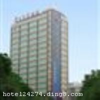 �����κ�����Ƶ�λ�ڹ����н����·�ϳ䱱��ϳ������ڣ���������Ϫ�������Ƹ�����ڡ������ӡ�����5���Ӽ��ɽ��붼˾·�߼���ֱ���������������¸������£���ͨ��Ϊ������ �����Ƶ�ӵ�и���ͷ���������ܰ���ʡ��Ƶ���в����Ϳ��Ȱɣ��ṩ�ص�������ʳ������ǭ�з��顣��С���ȵĻ����ң�������ʩ��ȫ���Ǿٰ���������ѡ�� �����Ƶ꿪ҵʱ��2009��6�£�¥��17�㣬�ͷ�����140�䣨�ף�����ʩ�����
������ʩ	�в������ṩ�ص�������ʳ�������Ȱ�
��������	�����齫��ϴԡɣ������
���ÿ�	ĵ����,���뿨,���ǿ�,����,̫ƽ��,������
������ʩ	�Ƶ���������С���ȵĻ����ң����ṩͶӰ�����졢ֽ�ʡ���ˮ�� 1�Ŵ�����ң�������140�ˣ�����ʽ���� 2��С�����ң�������50�ˣ����»�ʽ����
�Ƶ��ر���ʾ
�����Ѱ����Ƶ����ѣ��������Ƶ��������á�˰�ռ����˶���Ҫ��ķ��á�
��ͨ���Ƶ����סʱ��Ϊ14��00�����ʱ��Ϊ����12��00������ǰ��ס���Ƴ���꣬�����������һ�����á�