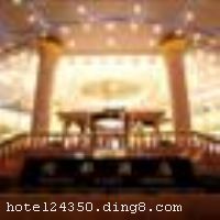�����Ƶ�λ�ڹ���ʡ�������л���·����һ�Ұ����Ǽ���׼�˽��ļ����񡢻��顢���Ρ����������֡�����Ϊһ��ĸߵ��ۺ�������Ƶꡣ�Ƶ����ׯ���š�������У���ӵ���й���ͳ�Ĺŵ��Ļ���ζ���ֳ�������˶�ʮһ���;Ƶ���ִ���Ϣ�� 07��6�£������Ƶ꾭���й�����Э�ᡢȫ����ɫ��������ίԱ�ᡱ���ҹ���Ȩ����רҵ���ŵĿ������Ͽɣ���ʽ����Ϊ����ɫ���ǽ�Ҷ�Ƶꡱ�����ǹ���ʡ�׼һ�����ٲ����Ƶġ���ɫ���ǽ�Ҷ�Ƶꡱ�� �Ƶ���2004Ԫ�¿�ҵ���������С���ȫ�ɿ�����ɫ������׷��ɳ�����չ��������ѽӴ���������Ƶĵ����������и�ҵ�ĺ�������ͣ��ܵ�������ձ���������Ͽɡ���ʩ�����
������ʩ	�в�������������������
��������	����OK���������ҡ���Ӿ�ء������ҡ�ɣ��ԡ�ҡ�ɣ�á�ҹ�ܻ�
���ÿ�	Visacard,ĵ����,���뿨,���ǿ�,����,̫ƽ��,���´￨,��ͨ��,������,JCBcard
������ʩ	������
�Ƶ��ر���ʾ
�����Ѱ����Ƶ����ѣ��������Ƶ��������á�˰�ռ����˶���Ҫ��ķ��á�
��ͨ���Ƶ����סʱ��Ϊ14��00�����ʱ��Ϊ����12��00������ǰ��ס���Ƴ���꣬�����������һ�����á�