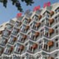 �ʳ���8�Ƶ�꣬�������µ�ķ���ʼ������£����š�ʼ��1974��ĸɾ����Ѻá�����߳�Ϊ���ͷ��񡣾Ƶ�λ��������ɽ���⣬���Ƕ�·�ж�63�ţ��ڽ�����֡�����ʡ������������վ������λ�÷��������н�ͨ�������������������֡����﷽���ݡ� �����Ƶ�ӵ�д󴲷�B���󴲷�A����׼��A���׼�ȶ��ַ��͹�����ѡ�񣬿ͷ��������ʣ�ͬʱ���в����������ң�Ϊ���͵��òͼ������ṩ�������Ƶ�����Խ�ĵ���λ�á���ݵĽ�ͨ������ķ����Ϊ��������ߵ�����ѡ�� �����Ƶ꿪ҵʱ��2009��8��8�գ�¥�� �㣬�ͷ�����108�䣨�ף�����ʩ�����
������ʩ	�ʳǼ����������Ӫ���ˡ���ˡ��ط���ɫ�ˡ������͵ȸ�ɫ�ˡ�
��������	�����齫
���ÿ�	ĵ����,���ǿ�,����,������
������ʩ	�����ң�������20-60�ˡ�
�Ƶ��ر���ʾ
�����Ѱ����Ƶ����ѣ��������Ƶ��������á�˰�ռ����˶���Ҫ��ķ��á�
��ͨ���Ƶ����סʱ��Ϊ14��00�����ʱ��Ϊ����12��00������ǰ��ס���Ƴ���꣬�����������һ�����á�