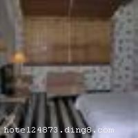 ������ɭ�Ƶ꣨����·�꣩�ش������ķ����ضΣ��ڽ����Ǻӡ��ӹ�¥�㳡��������վ�����ֲ���ݵȣ���ͨ������λ����Խ�� �����Ƶ����и������͵Ŀͷ����磺������׼�䡢�����󴲼䡢��������䡢�����׼䣬�����㲻ͬ���͵����󡣿ͷ���ʩ��ȫ�����ƣ�װ��ʱ�С���Լ���Ǳ�������ľ�֮ͣ���� �����Ƶ껹���������������ܰ��⣬�ñ��������ܿ�ɭ��ζ��ͬʱ�������Թ��������з����׶εĳ���ҹ���� �����Ƶ꿪ҵʱ��2010��12�£�¥��11�㣬�ͷ�����88�䣨�ף�����ʩ�����
������ʩ	�Ƶ�����1���в��������70-80ƽ���ף�������50�����ڡ�
��������	�����齫
�Ƶ��ر���ʾ
�����Ѱ����Ƶ����ѣ��������Ƶ��������á�˰�ռ����˶���Ҫ��ķ��á�
��ͨ���Ƶ����סʱ��Ϊ14��00�����ʱ��Ϊ����12��00������ǰ��ס���Ƴ���꣬�����������һ�����á�