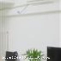 ����������ع�Ԣ�Ƶ�λ������԰��Ȧ�����㳡һ�Ź�Ԣ�����������ҵ�㳡�������ٻ������̰ٻ�����ǧ�ٻ���������Ӱ�ǡ�����ͼ����á��Ƶ��ܱ߹�����������������վ��5-10���ӳ��̡��Ƶ�ÿ��ͷ�������ɫ���䱸�У����ԣ����ַ��䣩��������ϴ�¼䡢���������䡢ϴ�»��ȼ����豸��Ϊ�ο��ṩ���ʵľӼ�ʽ���� �����Ƶ꿪ҵʱ��2011��06��01�գ���¥��11�㣬�ͷ�����25�䣨�ף��� ����ܰ��ʾ���˾Ƶ겻�ܽӴ��������ʩ�����
���ÿ�	ĵ����,���뿨,���ǿ�,����,̫ƽ��,������
�Ƶ��ر���ʾ
�����Ѱ����Ƶ����ѣ��������Ƶ��������á�˰�ռ����˶���Ҫ��ķ��á�
��ͨ���Ƶ����סʱ��Ϊ14��00�����ʱ��Ϊ����12��00������ǰ��ס���Ƴ���꣬�����������һ�����á�
