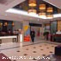 ������������8�Ƶ�λ��������������ʤ�ż������ڣ���ס�ޡ�����������Ϊһ�壬�ܽ������Ϊ12000��ƽ���ף��Ƶ궫�ڴ���������ȶ��£�����������ʷ����ݣ����ٴ���ܽ��԰����������԰��ȥ�������������ʻ�����������վ����ͨ�������Ƶ���ӵ�б�׼�䡢�������䡢�����׼�ȶ������͵Ŀͷ�������ѡ�񣬷��价�����ʣ������жȼ��ߵ�����֮ѡ�� �����Ƶ꿪ҵʱ��2009�꣬¥��7�㣬�ͷ�����130�䣨�ף�����ʩ�����
������ʩ	���������ṩ����������͡�ӡ�ȼ��ͻ�˹̹��ζ������͡���ɫ���ͣ����������������ʣ� �������в�������Ʒ���Դ�ͳ��ζ�ĺ������Ϊ�����������ں�����ʦ�ھ����ԭʼ���ʣ�����ִ���⿷���������Ϊ���µ�������ˡ�
��������	�����齫
���ÿ�	ĵ����,���뿨,���ǿ�,����,̫ƽ��
������ʩ	���ж๦������ͬʱ����150�ˣ��䱸��ý��Ӱ���豸��С�����ҿ���������Ǣ̸��ѧ����������Ҫ��
�Ƶ��ر���ʾ
�����Ѱ����Ƶ����ѣ��������Ƶ��������á�˰�ռ����˶���Ҫ��ķ��á�
��ͨ���Ƶ����סʱ��Ϊ14��00�����ʱ��Ϊ����12��00������ǰ��ס���Ƴ���꣬�����������һ�����á�