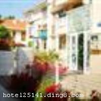 ���Ź�����ӡ�󺣰��ù���һ�ҹ��ӵ��ŵĺ��߶ȼ��ùݣ����������ͷֻҪ6���ӣ������ж��߽��ĵĸ���װ�޺�Ѥ�õĶ�ʮ�������ⷿ�䣬ÿ�����䶼�и�ʪ����Ķ�����ԡ�����Ǽ�Ӳ���豸���ۺ������ռ䣬������һ¥���к����鿧����Ʒ�ص����ȣ����ջ�����ѷ��ռ���Ӱ���ţ������Գ����ʵĶ�����غ���ľɳ�������ݽ�ȥ�Ͳ������~���⵭���ļ��ڣ�����/��һ��Я��������һ�°ɣ� �����ùݿ�ҵʱ��2010��10��01�գ���¥��4�㣬�ͷ�����21�䣨�ף��� ��������ܰ��ʾ���Ƶ��������ÿ��ҹ����4��������������ʩ�����
������ʩ	�޲���
������ʩ	�޻�����
�Ƶ��ر���ʾ
�����Ѱ����Ƶ����ѣ��������Ƶ��������á�˰�ռ����˶���Ҫ��ķ��á�
��ͨ���Ƶ����סʱ��Ϊ14��00�����ʱ��Ϊ����12��00������ǰ��ס���Ƴ���꣬�����������һ�����á�