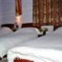 ���Ź��������������ùݿ�����������ͷ�����ź������硢�չ��ҡ�����¥�������羰���ɾ����۵ף���������������������ȫ��������ʩ��Ӫ���һ����������Ҳ�мҵ����ĸо����������Թ������ľ��Ļ������컵ķ�⡣��ͥ�ùݵ���������ܰ��ʹ���Ϳ��������������ʵļ�������Ǳ�����׷�����԰��������֮ѡ�� �����ùݿ�ҵʱ��2010��7�£�¥��3�㣬�ͷ�����16�䣨�ף��� ����ܰ��ʾ���� 1.�ù��������ÿ��ҹ����4������������ 2.���ùݲ���ˢ������ʩ�����
������ʩ	�޲���
������ʩ	�޻�����
�Ƶ��ر���ʾ
�����Ѱ����Ƶ����ѣ��������Ƶ��������á�˰�ռ����˶���Ҫ��ķ��á�
��ͨ���Ƶ����סʱ��Ϊ14��00�����ʱ��Ϊ����12��00������ǰ��ס���Ƴ���꣬�����������һ�����á�