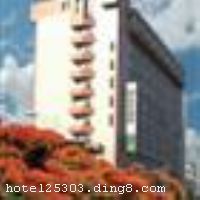 ���źϼѾƵ꣨��԰�꣩����ܰ���µľ���������Ƶ꣬�ش���ͨ��Ŧ������԰·�жΣ��ܱ���ó�Ƽ����������š��Ƶ������װ�޷����߽��ģ�ӵ����ʩ��ȫ�����߸��Եĸ�ʽ�ͷ������пͷ�����ԭľ�Ҿߡ����ƼҾ߼�ǿ��ľ�ذ����ƣ�������ܰ��԰�����ţ����Ը��Ի������ÿ��˾����������ε����ʡ����졣����Ũ���й���ͳ�����в��������͸�ʽ������ʳ���ṩ���������������ȼ��ʡ��������д��Ĺ�����ᣬ�ǿ��������̸��Ʒ����ʳ�ľ���ѡ�� �����Ƶ�ӵ�ж�䲻ͬ������С�����Ҽ�������300�˵Ķ๦������������ʩ�䱸��ȫ����Ʒ�ʵķ���ˮ׼��רҵϸ�µĻ���Ӵ��Ŷӣ�Ϊ����������ɹ����������������ṩ���顢Ʊ�񡢻������͹�����Ѷ������������֮���˳��ᢡ� �����Ƶ꿪ҵʱ��2002�꣬2004��ֲ�װ�ޣ�¥��12�㣬�ͷ�����292�䣨�ף�����ʩ�����
������ʩ	�в��������͸�ʽ������ʳ���ṩ���������������ȼ��ʣ��������붫����ʳ�Ĵ��԰���������д��Ĺ�����ᣬ���������̸��Ʒ����ʳ�����ѡ��
��������	�����齫
���ÿ�	ĵ����,���뿨,���ǿ�,����,̫ƽ��
������ʩ	�๦���������560ƽ���ף���Ժʽ������500�ˣ� ����7�������ң����80-110ƽ���ײ��ȣ�������30-80�ˡ�
�Ƶ��ر���ʾ
�����Ѱ����Ƶ����ѣ��������Ƶ��������á�˰�ռ����˶���Ҫ��ķ��á�
��ͨ���Ƶ����סʱ��Ϊ14��00�����ʱ��Ϊ����12��00������ǰ��ס���Ƴ���꣬�����������һ�����á�