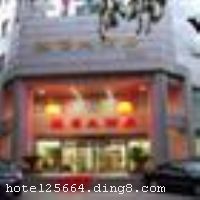 ������Э��Ƶ�λ�������лƽ�ضν���·�����ڷ�����ҵ��������֣����·��������������������ѧ�������ʾӣ��Ͻ������ų�ǽ���������ţ�����ȡ�����Ƶ꽻ͨ����������������·��ͨ���и������ξ��㣬���վ10����·�̣����������ʻ���45���ӳ��̡���С����Ļ�����������20-80�˵Ļ��飬����������ͬʱ����500�˾Ͳͣ���ӵ��7����ͬ���ĺ��������䣬�ṩ���־������Ⱥ͵ط�С�ԣ��Ǿ��и��ֻ��顢ѧ���������������롢������ϯ����ѳ����� �����Ƶ꿪ҵʱ��2009��9��9�գ��½�װ��ʱ��2010��6�£�¥��8�㣬�ͷ�����109�䣨�ף��� ����ܰ��ʾ���˾Ƶ겻�ܽӴ��������ʩ�����
������ʩ	һ¥�������������25����ᣬ��������ʩ�豸��	 ��¥��������������10-12����ᡣ
��������	��ԡ��Ħ��������
���ÿ�	ĵ����,���뿨,���ǿ�,����,̫ƽ��,������
������ʩ	�๦������������60-80�˿���ʽ�����ṩ��̨ʽ��˷磬Ļ����ͶӰ��	 С�����ң�������30-40�˻����Σ����ṩĻ����ͶӰ��
�Ƶ��ر���ʾ
�����Ѱ����Ƶ����ѣ��������Ƶ��������á�˰�ռ����˶���Ҫ��ķ��á�
��ͨ���Ƶ����סʱ��Ϊ14��00�����ʱ��Ϊ����12��00������ǰ��ס���Ƴ���꣬�����������һ�����á�