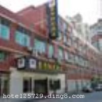 ������������Ƶ꣨��������꣩λ�ڻ�վ��ҵȦ������԰��·�������ڽ��������ŵĸ���·�����ɹ������ȥ�������Ĺ����졢����·������ֲ��԰���������¡����Ŵ�ѧ��ͨ�������Ժ���������ɫС�۾����ŵ�����ͬѼ���ࡢ����βɳ�����Լ�������ζ�ͼҲ͹ݵȣ������д��Ѿ��ԡ����ӰӰԺ������KTV����Ԫ��̨��ݵ����ֳ�������������ó�̳ǡ��ֶ��ꡢ���贺�졢�ֹ��ȴ����̳����ܱ�������ʩ���ƣ��Ƶ�ӵ�и���ͷ������������24Сʱ��ˮ�������������л��͹��ڳ�;��Ѳ������������ο��������֮ͣ���� �����Ƶ꿪ҵʱ��2010��7�£�¥��5�㣬�ͷ�����116�䣨�ף��� ����ܰ��ʾ���Ƶ��������ÿ��ҹ����4��������������ʩ�����
������ʩ	���������ṩ��͡�
���ÿ�	ĵ����,���뿨,���ǿ�,����,̫ƽ��,������
�Ƶ��ر���ʾ
�����Ѱ����Ƶ����ѣ��������Ƶ��������á�˰�ռ����˶���Ҫ��ķ��á�
��ͨ���Ƶ����סʱ��Ϊ14��00�����ʱ��Ϊ����12��00������ǰ��ס���Ƴ���꣬�����������һ�����á�