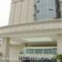 �ո�����Ƶ�λ�������������ʻ���һ�ź�վ¥���ϲ�100�����Ƶ�ӵ�иߵ��׼䡢��ͨ�׼䡢���ȸ�����ܰ�ķ���120���ף��ͷ����й��ʡ�����ֱ���绰������յ������ߵ��ӺͿ������硣�����ر����������������������������˸�ӡ���������շ�E-mail�����ڴ���ȣ��Ƶ�������������ѯ��Ʊ����������Ƶ��������׷�������������֮�ø��ӱ�ݡ��Ƶ껹���д�������������๦�ܻ����ҵ�������ʩ��������Ӧ�ꡢ���Ѿۻᡢ�������ֵ����볡���� ���ǽ߳�Ϊ���ṩȫ��λ���ߵ��Ρ����Ի��ķ��񣬾Ƶ�ȫ��Ա���ȳ��ڴ����Ĺ��٣���ʩ�����
�Ƶ��ر���ʾ
�����Ѱ����Ƶ����ѣ��������Ƶ��������á�˰�ռ����˶���Ҫ��ķ��á�
��ͨ���Ƶ����סʱ��Ϊ14��00�����ʱ��Ϊ����12��00������ǰ��ס���Ƴ���꣬�����������һ�����á�