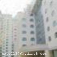 ��������Ҽ��Ƶ�ش�����·��������������е��²��н֣������³ǹ㳡�����п�����¥������ʡ�������������ͽ𻨣���¥�꣩���ڽ��������������ֲ���ݵȾ��㣬λ����Խ����ͨ��ݡ� �����Ƶ�ӵ�б�׼��A����׼��B�������׼��A�������׼��B�����˼䡢�������˼䡢�����׷��ȸ������͵Ŀͷ�������ѡ�񣬿ͷ�װ����ܰ���ʣ���ʩ��ȫ���ƣ��ñ���ס�İ��ġ����ġ��Ƶ�����1���в������Դ���Ϊ�����������һЩ�����ĵط�С�ԣ���ͬʱ����300�˾Ͳͣ����⣬�Ƶ껹����3����С���ȵĻ����ң���������͵Ļ������󡣾Ƶ��Ǳ����������С�������������֮ѡ�� �����Ƶ꿪ҵʱ��2010��5�£�¥��8�㣬�ͷ�����150�䣨�ף�����ʩ�����
������ʩ	�Ƶ�����1���в������Դ���Ϊ���������һЩ�����ط�С�ԣ�������300�˾Ͳ͡�
��������	�����齫
���ÿ�	ĵ����,���뿨,���ǿ�,����,̫ƽ��,������
������ʩ	�Ƶ�����3����С���ȵĻ����ң�����50-200�ˣ����ṩͶӰ�ǡ�Ļ������ˮ�����յ����豸��
�Ƶ��ر���ʾ
�����Ѱ����Ƶ����ѣ��������Ƶ��������á�˰�ռ����˶���Ҫ��ķ��á�
��ͨ���Ƶ����סʱ��Ϊ14��00�����ʱ��Ϊ����12��00������ǰ��ס���Ƴ���꣬�����������һ�����á�