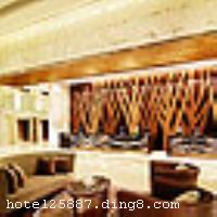 �Ƶ��ڽ�ɳ����ҵ�����Ƶ��ڵ���ʩרΪӭ�Ϲ��������ÿͼ�������Ա����Ҫ���裬���ṩ�᳹ʼ�յķ�������ʵ�ס��Ϊ��ּ���������������ֺ��罻�ۻ������֮�ء� �����Ƶ�����������Ĵ�ѧ�����������ѧվֻ��3���Ӳ��̣��ÿͿɳ˴����ֱ���������۵����޺��������ޡ��ɾƵ굽��۹��ʻ���ֻ��30���ӳ��̣����Ƶ������ۿ�ѧ԰��ɳ����������������������ֻ��15���ӳ��̡� �����Ƶ꿪ҵʱ��2009��02��11�գ�¥��26�㣬�ͷ����׷�����567�䡣 ����ܰ��ʾ�� 1���Ƶ���Ӿ�ؽ��йر�����������2012��2��10�ա����в��㣬�����½⣻ 2��ͬһ����������糬12�꣬�Ƶ��������ȡ���á���ʩ�����
������ʩ	ɳ��18����Ӧ���ڹ㶫���������ˣ�����ʽ��������������5��˽�˹����������������̨�� ��������4����ͬ����Ŀ���ʽ������ȫ�칩Ӧ������ʳ�͵ط����ȡ� ����ɣ����������ɳ��18����Ƹ���ʱ�У�Ϊ�ò�ǰ���罻�ۻ������ء��ư����ֳ��������ࣻ���������˵����������ʿ�����������������Ƴ��� ���Ͼưɣ�����Ƶ���Ӿ�ؼ��Ŷ�ɽ�����ṩ��ӯ��ʳ����Ʒ������ĩ�����ڼ��ڼ�����ǰϦ�����տ��������͡� ���꣺�ṩ���⡢����������������������ƣ���ɫɳ��ƻ�������ǾƵ��Ʒ��
��������	�����������򳡡�SPA��ϴԡɣ��
���ÿ�	Visacard,���´￨,��ͨ��,������,JCBcard
������ʩ	�������ã���6.2�ף����430ƽ���ף������Ƚ�Ӱ�����ģ���������28ϯ��336�˻��Ϊ������270�˵Ľ��ң�500�˵��ݽ�����600�˵ļ�β�ƻᣬ���ɷֿ���Ϊ���������ķ��䣻 ������I�����62ƽ���ף�������36�ˣ�ӵ�ж���˽����ڣ��ʺϲ�ͬ��ʽ����᣻ ������II�����51ƽ���ף�������24�ˣ�ӵ�ж���˽����ڣ��ʺϲ�ͬ��ʽ����᣻ ������III�����36ƽ���ף�������24�ˣ�ӵ�ж���˽����ڣ�������II��III���������Ϊһ���ϴ�Ŀռ䣬�ʺϲ�ͬ��ʽ����ᡣ �����������ӵ�Ŷ�ɽ�����ʺ�С��ģ���顣
�Ƶ��ر���ʾ
�����Ѱ����Ƶ����ѣ��������Ƶ��������á�˰�ռ����˶���Ҫ��ķ��á�
��ͨ���Ƶ����סʱ��Ϊ14��00�����ʱ��Ϊ����12��00������ǰ��ס���Ƴ���꣬�����������һ�����á�