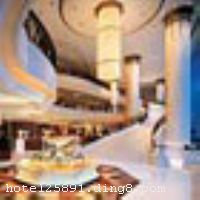 �Ƶ������ھ���ά�ۺ��ԣ�������������ǧ֮ά�����Ǹ����������ڶ�����ͷ��ǰ���۵���Ҫ����ֻ��ʮ���ӣ���ĳЩָ��չ���ڼ�Ƶ�����д��������˽����ͷǰ�����У����������ɡ����뷱���ļ�ɳ��������ӳ��̣���ͨ��ͨ�˴����׿Խ�ĵ������ơ����ڽ��Ļ��Ҵ��͹������ģ���Ϊ���ṩ���ֲ�ͬ�����ʳ������������ʩ�� �����Ƶ�ӵ�и���ͷ�����Ƶ������ʩ���ƣ����й��¥�㣬�Լ�������600�˵��������ü�������������ṩ���Ƶ������ʩ������7������ṩ������ʽ�ļ�����ʳ�� �����Ƶ꿪ҵʱ��1995��7��22�գ�¥��21�㣬�ͷ�����506�䣨�ף��� ����ܰ��ʾ����ͬһ����������糬12�꣬�Ƶ��������ȡ���á���ʩ�����
������ʩ	The Promenade�����������������˵�ά�۾�ɫ�������Ϊ����ϯ����ʻ�ʴ�ͣ� ˮ�Ƽ䣨Waterfront Bar �� Terrace����ά�����Ǹ��Զ�һ�޶��ľưɣ� ¯���գ�Robatayaki�����ṩһϵ�д�ͳ��ʽ¯���տ���ʳ����ʽ������˾�������� �Ƿ���Harbour Grill����������ʽ����ţ�⡢��ζ�����������ʽ���Լ�������ν��;�ѡʱ�ߣ� ���ȸ�Corner Caf������ʱ�п���ʽ��ƣ�������ţ��������ﺣ����ͬʱ������һϵ�����㡣 �����ȣ�Whampoa Lounge���������ĵ��������ڻ�������ǿ�ҵ��Ӿ������ ��������Hoi Yat Heen�������ĸ��ţ����軪�󣬸��ά�ۺ�������Ӧ��ʽ���ļ����硣
���ÿ�	Visacard,ĵ����,���뿨,���ǿ�,����,̫ƽ��,���´￨,��ͨ��,������,JCBcard
������ʩ	�������ã�Grand Ballroom����418ƽ���ף�������396�ˣ����ʽ�� ��600�ˣ��ƻ�ʽ���� �����I��Salon I����154ƽ���ף�������120�ˣ����ʽ����150�ˣ��ƻ�ʽ���� �����II��Salon II����72ƽ���ף�������48�ˣ����ʽ����50�ˣ��ƻ�ʽ���� �����III��Salon III����72ƽ���ף�������48�ˣ����ʽ����50�ˣ��ƻ�ʽ����
�Ƶ��ر���ʾ
�����Ѱ����Ƶ����ѣ��������Ƶ��������á�˰�ռ����˶���Ҫ��ķ��á�
��ͨ���Ƶ����סʱ��Ϊ14��00�����ʱ��Ϊ����12��00������ǰ��ס���Ƴ���꣬�����������һ�����á�