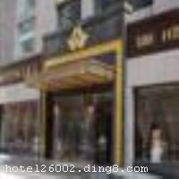 ���ɷ����Ƶ���һ�Ҿ߱����Ǽ���ʩ��׼�ľƵꡣ�ش��������϶���̫��·���������ǣ������ڼ����������֡����С���������Ϊһ���ʱ����������������������²�ҵ���������ų�ǽ����¥����¥��С�������������е���ʤ�ż�������ߡ� ���ɷ����Ƶ��27���ɼ��ô��������ʦ������ƽ�������أ����ʽ�����������ʵ��Ծߣ����ڵĽ�ߣ�ͨ͸�Ĳ���ԡ������ɫ��ɴᣣ�ϸ�ڵ��������������ܰ����������Ϊ����������������еĽ����ռ䡣 ���ɷ����Ƶ�ӵ����ͳ�׷����������ⷿ��Բ�������γ������󴲷���300���߱�24Сʱ��ˮ�������������绰������ɵȡ��Ƶ�������ṩ�����㡢�µȾ�����Ʒ�� ��ס���ɷ����Ƶ꣬������ų������ķ���������������ʳ��ҵ�ָ�����ʳ���Ƶ�����Բ�и��Ŭ����������Ʒ�ʣ�Ϊ���ṩ��ܰ���ʡ�ϸ���ܵ���Ʒζ׿Խ����ס�����κ����з�����ʩ�����
������ʩ	������ͬʱ����100��λ���ˣ������ṩȫ�������ʽ�����ͣ��Խ���ˡ������ط���Ϊ����ͬʱ������ӵ��6���������䡣
��������	�����齫��ɣ�ð�Ħ��SPA
���ÿ�	Visacard,ĵ����,���뿨,���ǿ�,����,̫ƽ��,������,���´￨,��ͨ��
�Ƶ��ر���ʾ
�����Ѱ����Ƶ����ѣ��������Ƶ��������á�˰�ռ����˶���Ҫ��ķ��á�
��ͨ���Ƶ����סʱ��Ϊ14��00�����ʱ��Ϊ����12��00������ǰ��ס���Ƴ���꣬�����������һ�����á�