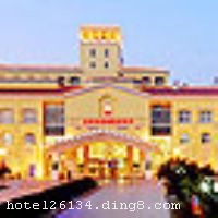 ������Ȫ����Ȫ����,��������������Ȫ���޹�˾��������ü��ſعɣ�Ͷ�ʹ���,��������Ȫ��������ס�ޡ�����Ϊһ����ۺ�����Ȫ�ȼ��������ġ���Ȫ����λ���������ʹ���жε��й����ȳǹ㳡������μ�Ӵ��ţ���ͨʮ�ֱ������������öȼٵ���ѡ֮�ء� ����������Ȫ����Ȫ�����Ե��к����顢����������չ�־����ŵ��ŷʽׯ������ţ�Ӫ����������Ȫ�Ļ��Ļ��ʷ�Χ��������Խʱ�����������Բ�ͬ�Ļ��������Ȫ��ԡ���顣��Ȫ���ó����Ѿõĵ�����ǧ�״�������Ȫˮ,ˮ�ʾ�Ө��͸���ж���΢��Ԫ�ؼ������ʡ� ��������Ȫˮ�����������������������������ݻ�������������ڵ�һʱ�����ܵ�����Ȼ���������ϴ����Ȫ����������ȴ�ֲ����������ۼ��ˮ�̨ͤ�����ӳ����������������,���߽������һ˲���ɸ��ܵ����Ƕ��¶ȵ��ҳϡ� ����Ӯ����㣬ʤ��Ʒ�ʣ�������Ȫ����Ȫ������Ŭ���ĸ������ǣ����к���Զ�����Ǻ�Ȫ����Ȫ����ȴ�ܽ������������������ԡ������ʩ�����
������ʩ	���������������������ͼ����Ϊ��������Ҳ�����ǵ���ɫ������
��������	�����齫 �������� ̨�� ϴԡɣ������ ���� ���� SPA ����ԡ
���ÿ�	Visacard,���´￨
������ʩ	������1��������30�ˣ����Ρ�ֽ�ʡ��װ塢ˮ�� ������2��������35�ˣ����Ρ�ֽ�ʡ��װ塢ˮ�� �๦������������320�ˣ�����Ļ����ˮ�����Ӻ��
�Ƶ��ر���ʾ
�����Ѱ����Ƶ����ѣ��������Ƶ��������á�˰�ռ����˶���Ҫ��ķ��á�
��ͨ���Ƶ����סʱ��Ϊ14��00�����ʱ��Ϊ����12��00������ǰ��ס���Ƴ���꣬�����������һ�����á�