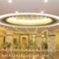 �������Ӵ�Ƶ꣨���ǣ�λ�ں��������Ŵ���϶η����ضΣ���ͨʮ�ֱ���������λ����Խ���������󻪾Ƶ�Ͷ�ʹ������޹�˾���й������Ƶ�����������յ�ϵͳ�����ܻ�����ϵͳ��24Сʱ�ṩ����ˮ�����ʹ���ֱ���绰������/��·���ӺͿ������롣 �����������Ӵ�Ƶ꣨���ǣ�ӵ���׷�������䣬˫�˷������˷��ȡ����ֹ��Ļ����ҡ��๦���������Ƶ���ʩ���ṩ�ܵ��Ļ�����񡣲������в�λ��400����������ĺ�������10����ͬʱΪ�����ṩ�������ġ��������ġ����㳬�еȷ�����Ŀ�� �����Ƶ꿪ҵʱ��1996��1�£�¥��13�㣬�ͷ�����133�䣨�ף��� ����ܰ��ʾ���˾Ƶ겻�������ÿ���Ԥ��Ȩ�����������ÿ�ˢ���ѡ���ʩ�����
���ÿ�	ĵ����,���뿨,���ǿ�,����,̫ƽ��,������
�Ƶ��ر���ʾ
�����Ѱ����Ƶ����ѣ��������Ƶ��������á�˰�ռ����˶���Ҫ��ķ��á�
��ͨ���Ƶ����סʱ��Ϊ14��00�����ʱ��Ϊ����12��00������ǰ��ס���Ƴ���꣬�����������һ�����á�