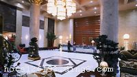 �Ӱ���һ���貵�������Ƕ��ΡΡ������ԭ�ϣ������й�������ҡ����Ҳ�ǻ��������ʥ�ء�Ũ�û������Ļ������顢�����������Ҥ��Ϊ������ӹ屦����԰ë��ϯ�ɾӡ�����ɽ�������ʯ�ߡ������塢�����ٲ�����ԯ�Ƶ������ʤ�ż����˻�ǣ���ơ� �������ʴ�Ƶ�͸߸ߴ������Ӱ������ķ����ضΡ����ѳ�Ϊ�Ӱ�����Ϊ��Ŀ�ĳ������ꡣ �������ʴ�Ƶ��26�㣬ӵ�и�������ͷ�212�ף��ͷ���������ʩ�뱸���Ƶ������������ģ�Ϊ�����ṩ�����ݵ���������Ƚ��Ķ�ý���������Ϊ�ٰ���������ṩ��ѱ��ϡ��������װ�޵��С�������������500��ͬʱ�Ͳͣ�����������ҵ�ɹ��ı���֮�����Ƶ�������������ļ��������ģ��������Ȱ�������ʿ�ľ���ȥ������ܰ���ʵ����ں�����Ӿ�ء���������ɣ�á���Ħ���ưɼ�ҹ�ܻ�KTV������Ϊ������������Ȥ��ʹ����ʱ�����ܵ��������ʴ�Ƶ�ϸ��Ũ��ķ��� ��������Ҫ���������顢���ζɼ١���ӭ������������ʴ�Ƶ꣬����ɹ���������ʩ�����
������ʩ	���ƽ𺣰����в��������ˡ�����ˡ����ɴ��ˣ����ط�ζС�ԣ�������������������
��������	��������Ӿ�����ơ�ɣ�á�����Ok��������������Ħ������ҹ�ܻᡢƹ����
���ÿ�	ĵ����,���뿨,���ǿ�,����
������ʩ	����С�ͻ�����7����������8-300�˲���
�Ƶ��ر���ʾ
�����Ѱ����Ƶ����ѣ��������Ƶ��������á�˰�ռ����˶���Ҫ��ķ��á�
��ͨ���Ƶ����סʱ��Ϊ14��00�����ʱ��Ϊ����12��00������ǰ��ס���Ƴ���꣬�����������һ�����á�