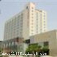 ������Ƶ�λ��μ���г������82�ţ���μ�Ϲ����������Ź�˾Ͷ���˽���һ�����Ǽ�����Ƶꡣ����¥��ʮ���㣬�������21600ƽ���ף����п��õ��ݣ�4�����Լ�����ǿ�������յ�ϵͳ��΢���Է���ϵͳ��ӵ�пͷ����������������ġ�������KTV�ȶ�������������н����������������ҡ��������ġ����þưɡ���Ʒ�ݵȶ��������ʩ��װ�޺����������ţ��Ǹ����������󡢸������ŵ����֮�ء� �Ƶ�ͷ�λ����¥����ʮ���㣬ӵ�в�ͬ���ͷ���141�ף�������ͳ�׷�1�ס������׷�3�ס���ͨ�׷�2�ס������󴲼�16�ס���׼�󴲼�14�ס���׼��101�ס����˼�4�ס������п���������ʩ���ٷ�֮90�������е��ԣ������ṩϴ�¡�����Ӵ�������ưɵȶ��ַ�����Ŀ���Ƶ�����������ж๦�����Լ���ͬ���Ĵ�С�����ҹ�9�������ṩ���Ӵ�����ͶӰ�ǡ�VCD�������ȫ�׶�ý����ʩ�� �Ƶ��в���λ����¥�������㣬������װ諵��š��������ɵ�������⣬������VIP�����������������Լ�������ͬ����������������22����������ʽ��ζ�ļ�����ʳ�����ʵľͲͻ������ǹ��������Ʒ֮���� �Ƶ꿵�ֲ�λ����¥�ġ���㣬���в�����KTV�����������ҡ��������ȶ�����ֳ��������в���ӵ�����д����Լ�װ�޸�����а���С������18�����������ơ����ӵ�������ʩ����Ӫ������Լ����ڸ������衢���㣻KTV�����а�7�����������2��������VOD���Ե��ϵͳ���䱸ȫ���ձ�����������ʩ���ṩ������Ʒ��СʳƷ�����̣��ǵ��ڵ���������������֮���� ��׿ԽƷ�ʣ����ڹ�������ȫ������˲�и��׷��������ݰ�ٸ��ܣ�����ϸ����ᵽ������Ƶ�׿ԽƷ��֮��������.��ʩ�����
�Ƶ��ر���ʾ
�����Ѱ����Ƶ����ѣ��������Ƶ��������á�˰�ռ����˶���Ҫ��ķ��á�
��ͨ���Ƶ����סʱ��Ϊ14��00�����ʱ��Ϊ����12��00������ǰ��ס���Ƴ���꣬�����������һ�����á�