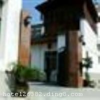 ��ɽ���˫Ϫ��ջ���裺ͣ��������������䣬24Сʱ��ˮ����������������ջ��200����ͷ��һ�ң�λ�����ӵ����ǵĻƽ�ش�˫Ϫ��ջ��Ϫ�������롰������Ӵ塱��Ϫ����������ɽ�㣬�����������ˣ����ɽ�羰����30������ɽ��60�����պ����١���ͭ�Ƹ��١�205��206���������ͻ�ʡ�������ӣ����ι�·��ͨ�˴�����������ʺϸ��ˣ���ͥ�����壬�ȼ����Ρ� ����ջ��ҵʱ��2007��09��01�գ���¥��3�㣬�ͷ�����18�䣨�ף��� ˫Ϫ��ջ������һֱ��Ϊȫ������רԺУʦ����������д��ʵϰ�Ľ�ѧ���أ�5-6��һ�䣬�����ﶼ�ж��������䣬�յ������ӣ��ͷ�ͨ��������ã����˫Ϫ�������������ѡ�񣬹������Ĺ��١� ��ʩ�����
������ʩ	�в���
�Ƶ��ر���ʾ
�����Ѱ����Ƶ����ѣ��������Ƶ��������á�˰�ռ����˶���Ҫ��ķ��á�
��ͨ���Ƶ����סʱ��Ϊ14��00�����ʱ��Ϊ����12��00������ǰ��ס���Ƴ���꣬�����������һ�����á�