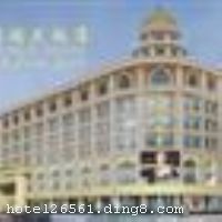 ����ͬ���󷹵�ش������������̳���ҵ����λ�ڹ�¥�Ͻ����»����ֵĽ��㴦���࣬���п���ͬ�����á������̳�A�����»��ٻ��������ġ���԰������¥���ڽ���ɽ��԰�����Ļ���������������ȥ����վ�ͻ��������γ��б�����װ����ܰ���ʣ�����ʱ�С� ��������ͬ���󷹵꣬ӵ�пͷ�118��䣬�б�׼�䡢����䡢�׷��ͺ����׷��ȶ��ַ��͹�����ѡ�񣬷�����ʩһӦ��ȫ�����һ�Ϊ�����ṩ�������ġ����η��񡢽��ѷ���ϴ�·��񡢲�Ь�������ͣ�����շ�ͣ������ͻ�γ����޷����Ͳͷ������˾����ǰ̨������Ʒ���չ񡢻������ȷ�����ʩ�������㲻ͬ���˵����������С���������ң�ר��Ϊ��ס�����ṩ���鳡�����ʺϸ�������Ǣ̸�������ڲ����в���������������������׷��ͬ��ζ�ı��ͣ���ÿλ������ᵱ����ζ�����������С���ͥ�ȼٵ��������֮�ء� �������꿪ҵʱ��2011��10�£�¥��8�㣬���пͷ�����118�䣨�ף�����ʩ�����
������ʩ	�ƺ�¥���淹ׯ����Ҫ��Ӧ���ˡ����ʡ��ط���ɫ�˺͸�����ζС�ԣ� ����������Ҫ��Ӧ�������㡢ţ�ź͸�����Ʒ��
��������	�����齫������
���ÿ�	ĵ����,���뿨,���ǿ�,����,̫ƽ��,������
������ʩ	���ͻ����ң������300ƽ���ף�������300�ˣ� ���ͻ����ң������100ƽ���ף�������70-80�ˣ� С�ͻ����ң������40ƽ���ף�������25�ˡ�
�Ƶ��ر���ʾ
�����Ѱ����Ƶ����ѣ��������Ƶ��������á�˰�ռ����˶���Ҫ��ķ��á�
��ͨ���Ƶ����סʱ��Ϊ14��00�����ʱ��Ϊ����12��00������ǰ��ס���Ƴ���꣬�����������һ�����á�