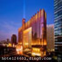 ��������Ѷ��ɾƵ���2009��7�¿���ӭ�ͣ���־��ȫ��Ƶ�ҵ��ͷFairmont Hotels �� Resorts����������������ʢ���ĺ����Ƶ��פ�й��г��� ��������Ѷ��ɾƵ�λ������������ⲿ���ñ�־�Ե�õ���ɫ����Ļǽ����ƾ�����ζ��أ��·�һ��õ���ɫ����, �����ڱ���CBD��ҵ������ڴ������ѵĵ���λ�ã���ͨ��ݣ� ����֮ң������ˮ�֡���ó��Ȧ�� ����LG˫�������á�SK���á���̩���ĵȡ� �����찲�ż��ʹ���10���ӳ��̡� ��������Ѷ��ɾƵ깲��222��ͷ��Լ��׷����������ͷ������Ϳ����ܸ��Ի����� ˽������Լ����ʵ���Ϣ�ҵȡ��Ƶ�ͷ��еĺ���˯�������Ҷ��߽��ģ���Ƕ������Ĵ�ͷ�����Ա��͵�������ݡ�ÿ����������400ɴ֧���ı��������ף�Ϊ��Ӫ�����ʷ��ɵ�˯�߻�������ز������ɸ����׳���ĳ��о��ۣ��ͷ���ˮ��ʽ����ԡ��Ӫ�����������ĸй����飬������������Miller HarrisƷ�Ƶ�����Ӣʽ��ζ����ԡ��Ʒ��ԡ�ҵ����Լ��껨��������һ���Ǿ��Գ谮�� ÿ��ͷ�����װ�����µĸ߿Ƽ��豸���������õ��������ӣ����µ�BOSEƷ��WAVE CD��������iPod��reg����ͥ��������վ��42������ӵ��ӻ���DVD���������Լ�����IP�绰�����ܵ绰�Լ������绰��ֻҪ�ᴥ���������ӻ����ɱ���Ϊ�����걸�ĸ��˵��ԣ��Ѱ�װ���������������ȫ�װ칫��������Adobe PDF��ʽ�ļ���������΢���칫�����е����ִ�������Word���Ʊ�����Excel�ͻõ���������Powerpoint�ȣ� ���Ϳ���ͨ�����߼��̽��вٿأ����ܿͷ��߿Ƽ����������ʡ� ��������Ѷ��ɾƵ꼫���������ʷ���ÿ��¥�㶼�����ܵ�ȫ���������ܼҷ��񡣱��ͻ�����ʱ�����ڷ����ڵĽвͷ��񡣶��Ѷ��ɵ����ʷ������������ÿ��ϸ���ϣ�����ÿ�ղ�Ь����ֽ���ͻ��Ǳ���������������˹��˹�Ⱥ����γ��Ľ��ͷ��񣬶���ʹ��ס�����Ϊ���������� �Ƶ��ε��Ϫ��Ȫˮ�ƻ�����Willow Stream��ռ��2,000ƽ���ף�Ϊ�����ṩ���µķ������飬λ�ھƵ���г��ȣ��������ƶ˵����뻷�����ü��������鶼�������ԡ� ��������ܶ��ߴ��µĲ���������� LUNAR 8���ۺϾ��µ�������ʳ�������ʽ��Ϳ�ʼ��Ϊ�����ṩ�������͵�ѡ����һ��THE CUT���Ƕ��е�ʱ�аǷ����ṩ������ʳ��ϸ�·��������Ǿۻỹ�Ƕ��Է��ɶ��Ǳ������������˽�ܵĳ���������˾�ɣ�Sushi Bar���У�����������������˾��ͬʱ��������˾���������̡���˽�ܵ����İɣ�Champagne Bar��������ʦ������ɫ��β�ƣ����������ö���������ĺͺ�ƣ����������Ƶ���ů����֮�С� ��������Ѷ��ɾƵ�Ļ���ռ�ģ�±��������ĺ�ͬ���ɣ����Դ����ϱ�����͢�Ļ��¾����ɰ�װ�������豸�����������ҡ��������������Ի������Լ����������ɵĻ���ռ佫ʹ�κι��Ļ�������ֳ�Ϊ���������� 2011��11��7����2011��11��21�ڼ䣬�Ƶ���Ӿ���ѹرգ��Ƶ�Ϊ�Ƶ���ס��������ṩʹ�ã�λ�ڴӾƵ�5���ӳ��̵�ͷ�Ȳյ���Ӿ�ء����������Ľ�������ˮ����ʩ��ȫ��Ͷ��ʹ�á���ʩ�����
������ʩ	Lunar 8���޲�����The CUTţ�Ƿ�
��������	��Ӿ��������SPA�������˶�
���ÿ�	Visacard,ĵ����,���뿨,���ǿ�,����,̫ƽ��,���´￨,��ͨ��,������,JCBcard
�Ƶ��ر���ʾ
�����Ѱ����Ƶ����ѣ��������Ƶ��������á�˰�ռ����˶���Ҫ��ķ��á�
��ͨ���Ƶ����סʱ��Ϊ14��00�����ʱ��Ϊ����12��00������ǰ��ס���Ƴ���꣬�����������һ�����á�