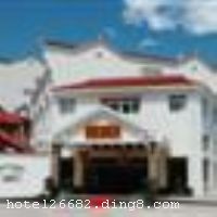 �Ż�ɽׯ��S219ʡ���ԣ��ڽ��Ż�ɽ��ʮ��ҽԺ��ȥ�������ذ��ƹۣ���Ժ�Ⱦ������㣬����������ɽׯӵ�б�׼�䡢�󴲼��66��ͷ���ͬʱɽׯ���ṩ��ѿ������������������������ġ��շ�ͣ������ǰ̨������Ʒ���չ������š����ѵȷ���ɽׯ��ɽ��������ǽ�������������ȡ������ܴ����޲������˻��ɽ����ķ���Ǳ����������жȼٵ����볡�������� ����ɽׯ��ҵʱ��1998�꣬�½�װ��ʱ��2007�꣬¥��3�㣬�ͷ�����66�䣨�ף�����ʩ�����
������ʩ	�в�����������300�ˣ���Ӫ�ղˡ�
���ÿ�	ĵ����,���뿨,���ǿ�,����,̫ƽ��,������
������ʩ	�����������ң��ֱ������20�ˣ�Χ��ʽ����40�ˣ�����ʽ����80�ˣ�����ʽ�����ṩͶӰ�ǣ������豸��
�Ƶ��ر���ʾ
�����Ѱ����Ƶ����ѣ��������Ƶ��������á�˰�ռ����˶���Ҫ��ķ��á�
��ͨ���Ƶ����סʱ��Ϊ14��00�����ʱ��Ϊ����12��00������ǰ��ס���Ƴ���꣬�����������һ�����á�
