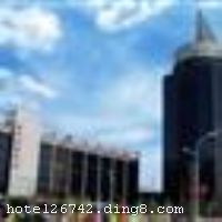 ���ݹ��ʾƵ�λ�ڰ����н𿵶���258�ţ��ڽ����������������н����Ĺ���㳡�����Ĳ���ݡ����ݻ�վ����;����վ������λ����Խ�����н�ͨʮ�ֱ�ݡ� �����Ƶ�װ��ʱ�С����ɣ���ӵ�б�׼�䡢���˼䡢����䡢�����׷��ȶ��ַ��͹�����ѡ�񣬿ͷ��������ʣ����������Ħԡ�������չ񡢴������С���䣬Һ�����ӵ���ʩ��ȫ��ͬʱ���в�������������ң�Ϊ���͵��òͼ������ṩ������ �����Ƶ꿪ҵʱ��2007��1�£���¥��17�㣬��¥��6�㣬�ͷ�����118�䣨�ף�����ʩ�����
������ʩ	��ζ����10��̨�ɰ�8����Ҳ�ɰ���������β�ƻ᣻ �ٺ�����������30��ͬʱ�òͣ��ɰ����������͡��������ᡢ�ݳ������ڵƹ⼰����ȫ���豸��
��������	����Ӿ�ء�ҹ�ܻᡢ��������̨������ϴԡɣ�����ġ������齫
���ÿ�	Visacard,ĵ����,���뿨,���ǿ�,����,̫ƽ��,���´￨,��ͨ��,������,JCBcard
������ʩ	������������230�ˣ���������¥�����ң�20-40�ˣ���
�Ƶ��ر���ʾ
�����Ѱ����Ƶ����ѣ��������Ƶ��������á�˰�ռ����˶���Ҫ��ķ��á�
��ͨ���Ƶ����סʱ��Ϊ14��00�����ʱ��Ϊ����12��00������ǰ��ס���Ƴ���꣬�����������һ�����á�