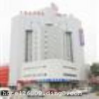 ��ͥ��ݾƵ꣨������վ�꣩λ�ں����е������ߡ���ԡ�´����԰·11�ţ��밲�����̡������͹㳡�����µȴ���CBD��������ңң���������ں�����վ�����н���6-10���ӣ����ڳ�Ϳ����վ�����н���2���ӣ����ں������������г�������ȫ�������ĺ���������ҽԺ��������Ҫ�Ĺ�����·ͣ���ھƵ���ǰ������ǰ����������������������ʥ�ش���¡������Ρ������ꡢ˯���˷壬��ͨʮ�ֱ����� �����Ƶ꿪ҵʱ��2011��9��20�գ�¥��13�㣬�ͷ�����114�䣨�ף��� ����ܰ��ʾ���˾Ƶ겻�ܽӴ��������ʩ�����
���ÿ�	Visacard,ĵ����,���뿨,���ǿ�,����,̫ƽ��,������,���´￨
�Ƶ��ر���ʾ
�����Ѱ����Ƶ����ѣ��������Ƶ��������á�˰�ռ����˶���Ҫ��ķ��á�
��ͨ���Ƶ����סʱ��Ϊ14��00�����ʱ��Ϊ����12��00������ǰ��ס���Ƴ���꣬�����������һ�����á�