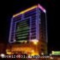 ������̨��Ƶ���һ�Ҽ��������ͷ������񡢻������п��ֵ���һ��������Ļ��Ƶ꣬�����ں�����������Ŧ�ضΣ�������̨�㳡��԰����������ҵ���ĺ������������ڽ���վ������վ������λ����Խ����ͨ������������̨��Ƶ��ܽ���������㣬�п����ɼ�����ͬʱ�Ͳ͵��в������ϰ��׿ͷ���������͵�ס���������ж๦������������ġ������ҡ���ɡ����ơ����ðɡ�������������Ӧ���ۺϷ�����ʩ�������Ƶ���ܵõ�ȫ��λ�����廯�����ܣ��Ǳ������������жȼٵ����볡���� �����Ƶ꿪ҵʱ��2010��1��10�գ�¥��17�㣬�ͷ�����171�䣨�ף�����ʩ�����
������ʩ	�в�������ͬʱ����700��ͬʱ�Ͳͣ� ���������ṩ��������͡��в͡����͡�
��������	������������OK����
���ÿ�	Visacard,ĵ����,���뿨,���ǿ�,����,̫ƽ��,������,���´￨,��ͨ��,������
������ʩ	С�����ң�������15�����ң� �л����ң�������30-40�����ң� ������ң�������150�����ҡ�
�Ƶ��ر���ʾ
�����Ѱ����Ƶ����ѣ��������Ƶ��������á�˰�ռ����˶���Ҫ��ķ��á�
��ͨ���Ƶ����סʱ��Ϊ14��00�����ʱ��Ϊ����12��00������ǰ��ס���Ƴ���꣬�����������һ�����á�