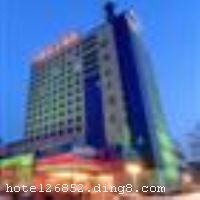 ��ˮ�����Ƶ��Ǻ�ˮ�е�һ�����Ǽ��Ƶꡣλ�������ģ��������2��ƽ���ף�¥��16�㣬ӵ�и��෿���200�ף���������п�������ֱ��ˮϵͳ��������ʱ��ˮ��һ�ݡ�����������500����ͬʱ�Ͳ͡��������͵Ļ�������ʩ��ȫ�������ڿ�ѧ����������Ǣ̸����Ʒ�ƹ㡢��ҵ�ݳ��ȡ�ҹ�ܻᡢ KTV ��ɣ��ԡ���ưɡ���������װ�κ������ţ�����������ܰ���ɻ��������Ź������ƣ�͡�Ϊ������ס���ڼ�����ͣ��������Կ�ס��ʹ�����Ȼ��ѵ�����صľƵ�Ա������Ϊ���ṩ�����ܵ��ķ��� �����Ƶ���1998��2�¿�ҵ��2010��4�¾ֲ�װ�ޣ�¥��16�㣬�ͷ�����168�䣨�ף�����ʩ�����
������ʩ	�в������������ܽ������������
��������	��������ƹ���򡢸�������ɣ�á����硢�����齫���ư�
���ÿ�	Visacard,ĵ����,���뿨,���ǿ�,����,̫ƽ��,������,���´￨,��ͨ��,������,JCBcard
������ʩ	�����������������200-300�ˣ� �л���������������80-120�ˣ� С����������������15-50�ˡ�
�Ƶ��ر���ʾ
�����Ѱ����Ƶ����ѣ��������Ƶ��������á�˰�ռ����˶���Ҫ��ķ��á�
��ͨ���Ƶ����סʱ��Ϊ14��00�����ʱ��Ϊ����12��00������ǰ��ס���Ƴ���꣬�����������һ�����á�