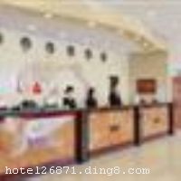 �żҿڻ�������λ�ڻ����سǳ�����·����ķ�����ҵ�����ģ��ǻ����ص�һ��������Ϊ�ġ������ۺϷ�����Ŀ�ı��ݡ�����������е͵��ͷ�160���ף���λ300���ţ���С�������ĸ��������������������������๦��������С����������ż�18�����ɽӴ�1300����ͬʱ�Ͳ͡�����ͬʱΪ�����ṩ���顢���񡢿��֡�������������ѯ�ȶ������ �������ݿ�ҵʱ��1988��7��1�գ�2009��10��2�վֲ�װ�ޣ�¥��5�㣬��¥��3�㣬�ͷ�����160�䣨�ף�����ʩ�����
������ʩ	ӭ��¥�������������400�ˣ� ӭ��¥�۱�����������350�ˣ� ӭ��¥�������������Լ180��
��������	�����齫
���ÿ�	ĵ����,���ǿ�
������ʩ	���¥Բ�������ң�������50�ˣ��ṩ������񣬲�ˮ�� ӭ��¥�๦������������70�ˣ��ṩ������񣬲�ˮ�� ���¥ɳ�������ң�������16�ˣ��ṩ��ˮ����
�Ƶ��ر���ʾ
�����Ѱ����Ƶ����ѣ��������Ƶ��������á�˰�ռ����˶���Ҫ��ķ��á�
��ͨ���Ƶ����סʱ��Ϊ14��00�����ʱ��Ϊ����12��00������ǰ��ס���Ƴ���꣬�����������һ�����á�