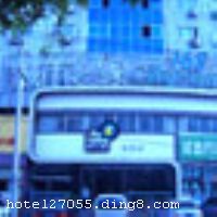 ����֮�ҾƵ꣨�����ٻ��꣩λ�ڱ����б������ٻ���·908�ţ��뱣���е�һҽԺ�����������ౣ�����������ҽԺ��150�ף��Ƶ��ܱ��л������к͹��ﲽ�н֣�����ǳ����㣬�ౣ��վ��1.2�����ͨ�������������ξ���ϼ��У����������ξ�����������ҵ�־�2�������ҵ�·�̡� �����Ƶ����л����ң�������30-40�ˣ�������ṩ��ˮ����˷硢���죨һ�ԣ����װ�Ȼ����豸��ͶӰ�Ǽ�������շѡ��Ƶ�߱������;Ƶ�ġ����������ʡ���ȫ����ݡ���Լ���ྻ���������ص㡣��������ó�ֿ��ǵ��ִ�������˵������ṩ������������桢��ӡ����ݡ���Ʊ����ƱԤ���Լ���͵ȷ��� �����Ƶ꿪ҵʱ��2006��7�£�¥��7�㣬�ͷ�����114�䣨�ף�����ʩ�����
������ʩ	�ṩ���
���ÿ�	ĵ����,���뿨,���ǿ�,����,̫ƽ��
������ʩ	�����ҿ�����30-40�ˣ������Ŀ����ˮ����˷硢���죨һ�ԣ����װ塣�շ���Ŀ��ͶӰ�ǡ������
�Ƶ��ر���ʾ
�����Ѱ����Ƶ����ѣ��������Ƶ��������á�˰�ռ����˶���Ҫ��ķ��á�
��ͨ���Ƶ����סʱ��Ϊ14��00�����ʱ��Ϊ����12��00������ǰ��ס���Ƴ���꣬�����������һ�����á�