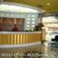 ���������Ƶ�λ�ڱ��������ģ����������ҹ��ﳡ����ҽԺ��С�Ե꣬�����������ء�ֱ���ܶ��𡢴�ȸ�Ⱦ���ٲ����������뱣����վ��Լ2���ӳ��̣���ǰ�ж���������·��������ͨ��Ϊ�������Ƶ�ӵ�и���ͷ������䲼�ּ򵥴󷽣��������ʣ��ǲ�����ʿ����ľ�֮ͣ���� �����Ƶ꿪ҵʱ��2008��2��19�գ�¥��21�㣬�ͷ�����130�䣨�ף�����ʩ�����
������ʩ	������������2����������150�˾Ͳͣ� �����ż䣺������10-20�ˡ�
��������	̨�򡢿���OK���������齫
���ÿ�	ĵ����,���뿨,���ǿ�,����,̫ƽ��
������ʩ	�Ƶ걸�д��С�С�ͻ����ҹ�6����������20-200�˲��ȣ��ṩͶӰ������Ȼ����豸��
�Ƶ��ر���ʾ
�����Ѱ����Ƶ����ѣ��������Ƶ��������á�˰�ռ����˶���Ҫ��ķ��á�
��ͨ���Ƶ����סʱ��Ϊ14��00�����ʱ��Ϊ����12��00������ǰ��ס���Ƴ���꣬�����������һ�����á�