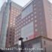 �ȷ��㶽����Ƶ�λ���ȷ��������ĸ��أ��»�·�жΣ���ס�ޡ�������������һ�壬�ڽ��»��㳡������԰��������ã���ͨ�������Ƶ�ش�������Ȧ��ȥ�������м��̳�ʮ�ֱ����� �����Ƶ�ӵ�к����׷��������󴲼䡢��׼�ͷ�����136�䣬���пͷ�������24Сʱ��ѿ���������ͬʱ�����ж�ý������ҡ�Բ�������ң������иߵ��������Ǳ��ͳ������Ρ�����칫����������� �����Ƶ꿪ҵʱ��2010��12��01�գ��½�װ��ʱ��2011��01��01�գ���¥��12�㣬�ͷ�����136�䣨�ף��� ����ܰ��ʾ���Ƶ겻�ܽӴ��������ʩ�����
������ʩ	���������������������������������������������㲻ͬ���͵�����
��������	�����齫
���ÿ�	ĵ����,���뿨,���ǿ�,����,̫ƽ��,������
������ʩ	�Ƶ����ж�ý������ҡ�Բ�������ң�������280�����ڵĴ��С�С�ͻ��顣
�Ƶ��ر���ʾ
�����Ѱ����Ƶ����ѣ��������Ƶ��������á�˰�ռ����˶���Ҫ��ķ��á�
��ͨ���Ƶ����סʱ��Ϊ14��00�����ʱ��Ϊ����12��00������ǰ��ס���Ƴ���꣬�����������һ�����á�