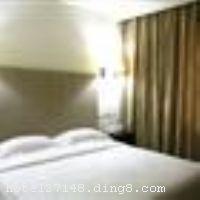 �ȷ��°¹��¥�����ڿ�������չ���ı��࣬���ڿ������ľ����������ģ��������°¼��Ű�������Ƶ����޹�˾�������ڴ�����ɫ�����Ƶ꣬�����̵����21000ƽ���ף�ռ�Ƶ��������82�����Ƶ�������ï�ܹ��ֵĻ���֮�У�Զ�����������������������ˣ����������񾲣���ͨ������ �����ȷ��°¹��¥��ҵʱ��2000��12�£�2006��ֲ�װ�ޣ�¥��4�㣬�ͷ�����93�䣨�ף�����ʩ�����
������ʩ	һ¥������ӵ��9�����������ż��1��������180�˵Ĵ����� ơ�ƻ�԰����Ӫҹ���տ�ϵ�У�ȫ��̬����Ȼ���òͻ������������š�
��������	���������߶��������齫��ɣ�ð�Ħ������Ӿ��
���ÿ�	Visacard,ĵ����,���뿨,���ǿ�,����,̫ƽ��,������,���´￨,��ͨ��
������ʩ	�Ƶ�����2������ң�������12-30�ˣ�����ͶӰ�ǡ�Ļ���Ȼ�����ʩ��
�Ƶ��ر���ʾ
�����Ѱ����Ƶ����ѣ��������Ƶ��������á�˰�ռ����˶���Ҫ��ķ��á�
��ͨ���Ƶ����סʱ��Ϊ14��00�����ʱ��Ϊ����12��00������ǰ��ס���Ƴ���꣬�����������һ�����á�