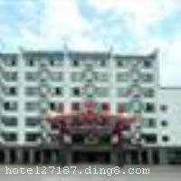 ��ɽ������Ƶ�������������կ��������������ɽׯ�Ľ���װ�η�񣬹ŵ����ִ����ϵĴ����ñ��ͳ�����ܻ����Ļ��ľ��衣�Ƶ���뻻������500�ף����ͬ�Ƹ��ٳ���0.5�������15���λ����Խ��ӵ�б�׼�䡢�������˼䡢�������˼��100���ͷ�������װ�޼�Լ��ʱ�С��Ƶ����д���ͣ��������ͬʱ����200���ò͵Ĳ����ͺ������ᣬ������ʩ��ȫ����ͨ��ݣ��ǻ�ɽ����������֮�õ��������֮���� �����Ƶ꿪ҵʱ��2011��04��01�գ���¥��7�㣬�ͷ�����96�䣨�ף�����ʩ�����
������ʩ	3���������°��᣺�ṩ��ͺ͵�ͷ��� 1���в������ṩ��ͺ͵�ͷ���
��������	�����齫��ɣ�ð�Ħ
���ÿ�	ĵ����,���뿨,���ǿ�,����,̫ƽ��,������
������ʩ	�޻�����
�Ƶ��ر���ʾ
�����Ѱ����Ƶ����ѣ��������Ƶ��������á�˰�ռ����˶���Ҫ��ķ��á�
��ͨ���Ƶ����סʱ��Ϊ14��00�����ʱ��Ϊ����12��00������ǰ��ס���Ƴ���꣬�����������һ�����á�