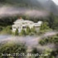 ��ɽ��Ȫ�ȼپƵ����ɻ�ɽ��Ȫ�羰���������ι������޹�˾Ͷ��6��Ԫ����ң����չ������Ǽ��Ƶ���ʩ��׼���죬����Ȫ������ȼ�Ϊ��������жȼپƵꡣ �Ƶ�λ�ڻ�ɽ�羰������600�״�����Ȫ�����ڣ�Χ���ŷ羰���˵��һ�Ϫ���ɻ�ɽ��Ȫ�ȼپƵꡢ��ɽ���ݡ���ԯ�������Դ���ݵ������������Ǽ��Ƶ���ɣ�����360����ܰ���ŵĿͷ������Ѷ���Ӫҵ�Ŀͷ�110�䣩����Ȫ���������Ȫ�����ݡ���ζ��ʳ��Ʊ�����ĵȷ�����Ŀ����������;����Ȥ�ͱ�������Ȫ���ʻ�������10���������͡���ʩ�䱸��ȫ�Ļ�������������ͬ�Ļ��������½�����Ĵ���Ȼ��ɽ��ɽ��Ȫ����ˮ��42.5�ȣ�������ԯȪ����ɫ�в�ҩȪ����ɰԡ��ʯ��Ȫ����Ȫ�����㡢��Ȫ��SPAˮ�����ȴ�С����������ݳ�38�������б����������������ݵȹ�Ч�������Ȫ������һɨ����֮ƣ�ͣ�Ʒλ����֮���С� ��ɽ��Ȫ�ȼپƵ��ԡ�Ʒζ�߹���Ȼ��г��������ܰ��Ϊ��Ӫ��ɫ�������Сƽ�����ױ������ġ�������Ȫ������Ϊ������ѱ������жȼ�������ʩ�����
������ʩ	�в��� ������ ������
��������	������
���ÿ�	Visacard,ĵ����,���뿨,���ǿ�,����,̫ƽ��,���´￨
������ʩ	��ɽ��Ȫ���ʻ�������
�Ƶ��ر���ʾ
�����Ѱ����Ƶ����ѣ��������Ƶ��������á�˰�ռ����˶���Ҫ��ķ��á�
��ͨ���Ƶ����סʱ��Ϊ14��00�����ʱ��Ϊ����12��00������ǰ��ס���Ƴ���꣬�����������һ�����á�