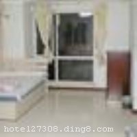 �ػʵ���������ݵش����������ɵ������������·����ڶ����ǣ������������������棬�ڽ�����������㳡��������԰������԰����������������Ƶ������ж�Ҹ��е͵�����ɫ��ʳ���꣬�������㲻ͬ��ζ����Ŀͻ����ܱ��и������У����������������µĿ��ˣ��ܱ߶���������·;���Ƶ꣬λ����Խ����ͨ���б����� �����ػʵ���������ݷ�ΪA����B������¥��A��λ�����ͱ��ݣ������б�׼�䡢��ͥ�䡢���¼䡢���Դ󴲷��ȸ��෿�ͣ�B��Ϊ����ʽ��Ԣ�����蹫Ԣ���͹�Ԣ�׼䣬���������40�O�����64�O�׼乩��ѡ�񡣿ͷ���ʩ��ȫ���ɾ����ʡ�������ܰ��װ�޼�Լ���󷽣�ס�޻�����ܰ�����ʣ�����������齵������ѡ��֮���� �������ݿ�ҵʱ��2008��7�£��½�װ��ʱ��2011��5�£�B��Ϊ��Ԣʽ�Ƶ꣬ȫ��װ�ޣ��ͷ�����40�䣨�ף��� ����ܰ��ʾ���˱��ݲ��ܽӴ��������ʩ�����
�Ƶ��ر���ʾ
�����Ѱ����Ƶ����ѣ��������Ƶ��������á�˰�ռ����˶���Ҫ��ķ��á�
��ͨ���Ƶ����סʱ��Ϊ14��00�����ʱ��Ϊ����12��00������ǰ��ס���Ƴ���꣬�����������һ�����á�