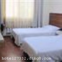 �ػʵ�������ݾƵ�λ���ػʵ��ػʶ����173�ţ��������࣬�����������Ƶ긽�����Ͳ��������֡����������Ƽ��������վ�ͳ�;����վ�˳�5-10���Ӽ��������ż��������������ͻ�����԰��ȥ������������㳡�ʹ��͵Ĺ��ﳡ���˳�Լ10���ӣ�����λ����Խ����ͨ��ݡ� �����ػʵ�������ݾƵ�ӵ�пͷ�92�䣬������������ѿ���������24Сʱ��ˮ������յ��������������䡣 ���ߵ����Լ��Ƚ�������ϵͳ�����Ƶ�������ʩ���ɾ������������ʡ���ȫ��ס�޻���������ϸ����΢��רҵ���������������Ρ����жȼٻ�����������������ѡ������֮���� �����Ƶ꿪ҵʱ��2011��04��01�գ�¥��6�㣬�ͷ�����92�䣨�ף��� ����ܰ��ʾ���˾Ƶ겻�ܽӴ��������ʩ�����
��������	�����齫
���ÿ�	ĵ����,���뿨,���ǿ�,����,̫ƽ��,������
������ʩ	�����ң�������40-50�ˡ�
�Ƶ��ر���ʾ
�����Ѱ����Ƶ����ѣ��������Ƶ��������á�˰�ռ����˶���Ҫ��ķ��á�
��ͨ���Ƶ����סʱ��Ϊ14��00�����ʱ��Ϊ����12��00������ǰ��ס���Ƴ���꣬�����������һ�����á�