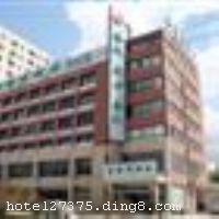 �ػʵ��˵����Ƶ������ڷ���������ػʵ��к�������������վ������ȥ�������ġ�������ٹ�·�ȵأ���ͨ�������Ƶ��ɾ�����Ͷ�ʽ��죬�������6000�O���ṩ�������ͷ�������ȷ�����Ŀ���Ƶ�Χ�ơ���ɫ���������Ƴ���ɫ�ҳ��ˡ���ͳ�˺ͱ���ʵȲ�ϵ�������ػʵ��Ƴ�����ˮ�ȡ����������ȡ����ס���ʳϵ�С��Ƶ�����������������ɳн�30-40��������ᣬ�ǻ��硢���硢��ͥ�ۻᡢ�������������֮ѡ�� �����Ƶ꿪ҵʱ��2010��5��1�գ�¥��6�㣬�ͷ�����61�䣨�ף�����ʩ�����
������ʩ	�в�������Ӫ��ɫ�ҳ��ˡ���ͳ�ˡ�����ʵȲ�ϵ�������ס���ʳϵ�У��������š�
���ÿ�	ĵ����,���뿨,���ǿ�,����,̫ƽ��,������
������ʩ	�����ң�������30-40�����ҡ�
�Ƶ��ر���ʾ
�����Ѱ����Ƶ����ѣ��������Ƶ��������á�˰�ռ����˶���Ҫ��ķ��á�
��ͨ���Ƶ����סʱ��Ϊ14��00�����ʱ��Ϊ����12��00������ǰ��ס���Ƴ���꣬�����������һ�����á�