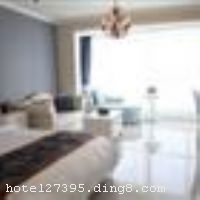 ������������ǧ���顡�������ױ��˽�̲֮�� �����ػʵ��ػʹ��ʹ�Ԣλ�������ı���ʤ�ء����ػʵ��С�ռ��1.7��ƽ���ף�����9��ƽ���ף���Ԣ����600���׿ͷ���������1000������ס����Ԣ���������������ڣ����ں�������ɭ�ֹ�԰�����Ӷ��з����������̺���ɳ�������к��зḻ�ĸ����ӣ�����������Ȼ���ɣ�����������ˬ���������ɡ��ܱ��У��°ĺ������硢������ίѵ�����ء��������ļ��й�����ѧУ���ػ������뺣�����ػʵ�Ұ������԰�������ѹ�԰�������ӡ��ϴ��ӡ�ɽ���ص�������ʤ��λ��ʮ����Խ�����н�ͨʮ�ֱ����� ���������ν�����ơ�������������ǰ����Ϣ�����ܼҵ���ܰ����⡡ �����ػʵ��ػʹ��ʹ�Ԣ���õ��ν�����ƣ�ÿ���������õĳ���͹ۺ�Ч���������ǡ����к��ȳ�����װ��񣬸�����������ǰ����Ϣ���������ֵ��ӡ����������롣ÿ�����仹���б��䡢ϴ�»������¯������ҵ磬�������������ƽ���ף�ӵ��46���ۺ������䣬����Ʒ�Ʋˡ��в������ۺ�����ʽ�������������޷�ζ���������ðɣ���ͬʱ����2000�����ò͡�ǧ��ƽ���׵Ĺ��ʻ������ģ��߱�ͬ�������豸��������Ļ��������������ʽ����������Ӿ�ء����򳡡���������KTV��ϴԡ���ĵ��ۺ�������ʩһӦ��ȫ��һ�ߵĺ������Ƚ���Ӳ����ʩ���Լ�������ɫ�ĸ��Ի��������������������ԷǷ�Ʒλ����ǡ�Ϊ�����ṩ�������׷��񣬳���������ĸ��Ի�������Ҫ���������ο����ζȼٵľ���ʤ�ء� ������Ԣ��ҵʱ��2011��1�£���¥��34�㣬�ͷ�����134�䣨�ף�����ʩ�����
������ʩ	�������ṩ����ʽ������ͣ�³�ˡ�
���ÿ�	ĵ����,���뿨,���ǿ�,����,̫ƽ��,������
�Ƶ��ر���ʾ
�����Ѱ����Ƶ����ѣ��������Ƶ��������á�˰�ռ����˶���Ҫ��ķ��á�
��ͨ���Ƶ����סʱ��Ϊ14��00�����ʱ��Ϊ����12��00������ǰ��ס���Ƴ���꣬�����������һ�����á�