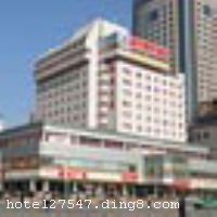 ʯ��ׯ��������Ƶ���һ��ȫ����������񾭼��;Ƶ꣬�ǹ��ʾƵ�����Ʒ�ơ�������·��ʯ��ׯ���콢�ꡣ�Ƶ�ӵ�б�׼�䡢�󴲼䡢�׷�����ɫ���귿�ȸ���ͷ����ͷ�����ȫ�µ���ʩ�豸��������ԡ�����ߵ��ӡ�����յ����̿ص绰���������ܡ��̸б���������������ӵ����ȫ��������ʩ����������ҷֱ������30��80��200�ˣ��ļ����������24СʱӪҵ�� ���������ɡ�С��Ʒ�������а�Ħ���ĵȡ� �����Ƶ꿪ҵʱ��2007��12��22�գ��½�װ��ʱ��2008��10�£�¥��13�㣬�ͷ�����150�䣨�ף�����ʩ�����
������ʩ	�������������Ӫˮ�ȡ����೴�ˣ� �Ƶ��Ա߻�����������ţ������������Ͷ����Ȳ�����
���ÿ�	ĵ����,���뿨,���ǿ�,����,̫ƽ��
������ʩ	�Ƶ�ӵ��2������ң��ṩ���졢��Ͳ����ʩ�� 13¥�����ң�����ʽ������150�����ң� 12¥�����ң�����ʽ������70�����ҡ�
�Ƶ��ر���ʾ
�����Ѱ����Ƶ����ѣ��������Ƶ��������á�˰�ռ����˶���Ҫ��ķ��á�
��ͨ���Ƶ����סʱ��Ϊ14��00�����ʱ��Ϊ����12��00������ǰ��ס���Ƴ���꣬�����������һ�����á�