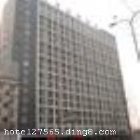 ���������Ƶ꣨ʯ��ׯ�»�վ�꣩�������л��ϴ��ʢ�����ã��������ڣ������п����������У���ʯ�꣩���ܱ߹�����С����֡���ͨ���ܱ������Ƶ�ӵ�к����������񷿡��󴲷��ȶ��ַ��ͣ�����Һ�����ӡ���ѿ�����������ʩ��Ϊ���á����п����ṩһ����Լ����ܰ�ľƵ껷���� �����Ƶ꿪ҵʱ��2010��2��9�գ��ͷ�λ��ʢ������13-14�㣬�ͷ�����66�䣨�ף�����ʩ�����
������ʩ	��
���ÿ�	Visacard,ĵ����,���뿨,���ǿ�,����,̫ƽ��,������,���´￨
�Ƶ��ر���ʾ
�����Ѱ����Ƶ����ѣ��������Ƶ��������á�˰�ռ����˶���Ҫ��ķ��á�
��ͨ���Ƶ����סʱ��Ϊ14��00�����ʱ��Ϊ����12��00������ǰ��ס���Ƴ���꣬�����������һ�����á�