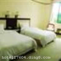 �������ķ羰 ����������˼��ɾ� ��̬����������ʤ�� ������ƽɽȪ����Ȫ�Ƶ������������������ƽ�д������ʵ׺ӱߣ������ڷ羰������ɽ�ִ������ܱ�ɽ����������������ɼ䣬��Ȫʯ�ϣ���Ӱ��涣���������ɽȪ����ɫ��ˮ����Ȫˮ��ɽȪˮ��ɽ��ˮ�� ��ӳ��Ȥ����ˮ�������ʣ��������裬�����˼��ɾ���ÿһλ����ɽȪ����οͣ����ݷ�����һƬ��Υ��ɽˮ������԰�� �����Ƶ�ռ��Լ������Ķ������Ȫ������ˮ���˶����������֡����жȼ١�����۹�ȶ��ֹ�����һ�����̬��������ʤ�ء����ڶ�ƽʢ����̬�������޹�˾Ͷ�ʿ������¶����ǽ����������ξ�����׼��ƽ������Ȫ�ȼ�������Ȫ��Դ�ḻ�������ڵ���Լ2800�״���ˮ�¸ߴ�68�棬��Ȫ��ӿ����6000�����ף���ȪȪ��Ϊ������̼������Ȫ��Ҳ����Ϊ������Ȫ����Ƥ�������õ����ݡ�ҽ�Ʊ�����Ч�� ���������ƵľƵ���ʩ �����������Ļ����� ���������Ƿ����� ����ɽȪ����Ȫ����30�����ɫ��Ȫ�ݳأ��������׸�����Ȫ��ˮ���ݡ���ͯˮ���ʹ�����Ӿ�ص���Ȫ�ȼ������ԡ�����������Ϊ�Ļ����̣����֡�����Ϊ������һ���ļ�Ӫҵ���׽���Ȼ������ٻ������ˡ�������䶬ƷȪ��������Ȫˮ�����������������ִ���׷�󽡿��������������ֵ����ζȼ�ʤ�ء� ������ƽɽȪ����Ȫ�Ƶ�ӵ�пͷ�360��䣬�и߼���ˮ�����߼�ɽ�������߽�ˮ�����͸߼�ˮ���׷��ȶ��ַ��͹�����ѡ�񣬷�����ʩһӦ��ȫ�����һ�Ϊ�����ṩ�Ͳͷ���ϴ�·��񡢽��ѷ���˽��ɳ̲�����˾�����������ġ�����������η��񡢲�Ь�������ͣ���ȷ�����ʩ�������㲻ͬ���˵��������������С���ͥ�ȼٵ�����ѡ�� �����Ƶ꿪ҵʱ��2011��9�£���¥��6�㣬��¥��2�㣬�ͷ�����360�䣨�ף�����ʩ�����
������ʩ	����1���в�����1���������� ɽȪ����Ȫ�Ƶ꣺��Ҫ��Ӧ˳��ũ�Ҳˣ���������500-800��ͬʱ�òͣ� �ļ�����������Ҫ��Ӧ����������ʳ�����Ⱥ����㣬������130�ˡ�
��������	�����齫������OK����¶����Ȫ��������Ӿ�ء�̨��ɣ�ð�Ħ������߶���SPA��������
���ÿ�	Visacard,ĵ����,���뿨,���ǿ�,����,̫ƽ��,������,���´￨,��ͨ��,������,JCBcard
������ʩ	����9���๦�ܻ�������������20-800�ˡ�
�Ƶ��ر���ʾ
�����Ѱ����Ƶ����ѣ��������Ƶ��������á�˰�ռ����˶���Ҫ��ķ��á�
��ͨ���Ƶ����סʱ��Ϊ14��00�����ʱ��Ϊ����12��00������ǰ��ס���Ƴ���꣬�����������һ�����á�