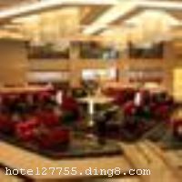 �Ƶ�ſ�
�����׶�����ϣ���پƵ����ڱ����׶��������ź�վ¥�������Ƶ�24Сʱ��ѻ�����ʿƬ�̼��ɵ�����Ӷ�ֱ�ŵ������Լ16���ӽ����ʹ��������Ƶ���й�����չ�������¹ݽ�15���ӳ��̣��ܱ߸��㼯�˶�ҹ��ʱ�׼�ĸ߶�����ֲ��� �����Ƶ�ӵ��322����������Ŀͷ�����Ͳ��3.5�ף����䱸������˫�������ش��������ͷ�ƽ�����45ƽ���ס����������ڵ��й���ϵ�����Ǿ�������������ǵص������޷�ζ��4����������32���������Ϊ��һһ���ϡ�360o��������5��������������ȫ������ʳ����������������ĸ�����ζ�տ�������ӵĴ�ͳ�����ˡ����˺���ˣ����еĹ㶫�ˡ����׶�����ϣ���پƵ�Ϊ���ع�ȫ��λ����ʳ���飡 �Ƶ�һ��360����ʳ���������ڴ����ж�ͯ��԰���������ǵ�������ʩ�� ��ȫ��������ȫ����ʳ��ͬʱ ���������Ǳ�������ʱ�⡣ �����Ƶ�������û���ͬ���ĺ�����Ϣ��Ļ��24Сʱ��ʾ������������Ƶ��ṩ24Сʱ��ѻ�����ʿ���೵�����ź�վ¥ÿ15����һ�࣬��һ�ż����ź�վ¥ÿ30����һ�ࡣ����վ¥�೵վ�㣺���ź�վλ��һ��5���ţ����ź�վ¥λ��һ��3���ţ�һ�ź�վ¥λ��һ��5���š�����ʩ�����
������ʩ	360�Ȳ�����5����������ȫ������������������ڲ�ϵ���ÿ��˵�ζ�ٳ��뻷��ζ��֮�ã� ����ӣ���Ӫ���ˡ���˼���ͳ�����ˣ� ��������������ṩ�����տ��� ���в�������Ӫ�ߵ����ˡ�
��������	��������SPA������Ӿ��
���ÿ�	Visacard,ĵ����,���뿨,���ǿ�,����,̫ƽ��,���´￨,��ͨ��,������,JCBcard
������ʩ	�����������820ƽ���ף���Ժʽ������920�ˣ� �غ��������640ƽ���ף���Ժʽ������720�ˣ� ����19�����ң����50-160ƽ���ײ��ȣ�������60-180�ˡ�
�Ƶ��ر���ʾ
�����Ѱ����Ƶ����ѣ��������Ƶ��������á�˰�ռ����˶���Ҫ��ķ��á�
��ͨ���Ƶ����סʱ��Ϊ14��00�����ʱ��Ϊ����12��00������ǰ��ס���Ƴ���꣬�����������һ�����á�